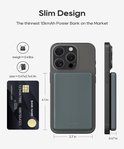Afmetingen van een grijze powerbank naast een creditcard en een telefoon met hoes.