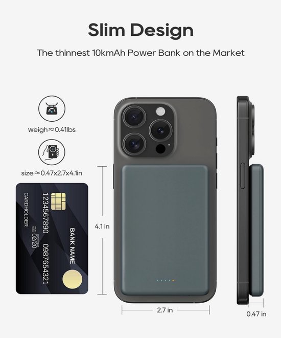 Afmetingen van een grijze powerbank naast een creditcard en een telefoon met hoes.