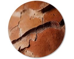 Verweerde terracotta met diepe scheuren - Aarde wandcirkel - Wandschaal scheuren - Abstract expressionisme - Schilderij op Forex rond - Wooninrichting met schilderijen - Muurcirkel forex 80x80 cm