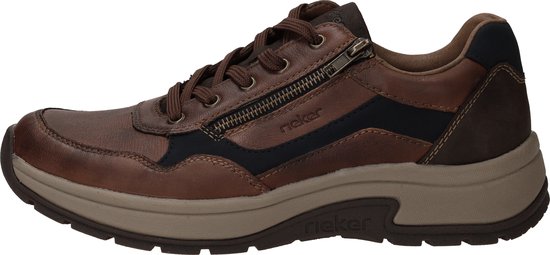 Zij-aanzicht van een bruine leren Rieker sneaker met rits en veters. Beige en donkerblauwe accenten.