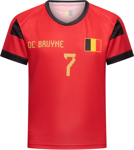 Voorkant van een rood voetbalshirt met 'DE BRUYNE 7', de Belgische vlag en zwarte accenten op de mouwen.