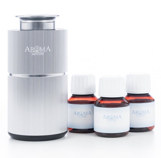 Zilverkleurige Aroma Diffuser met ribbelpatroon, naast drie flesjes bruine geurolie met wit etiket.