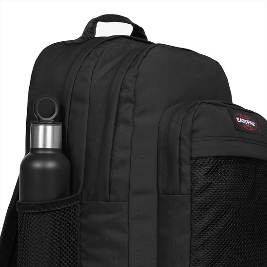 Zwarte Eastpak rugzak met een waterfles in het zijvak.