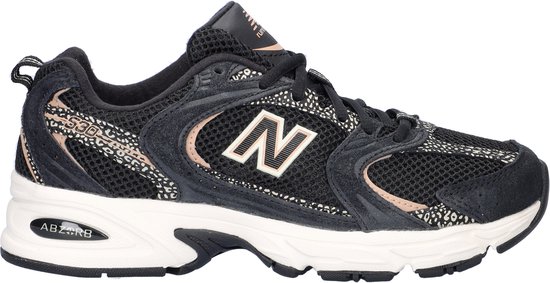Zwarte New Balance 530 dames sneaker met beige luipaardprint op de zijkanten en roze details.