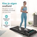 Vrouw rent op zwarte loopband. Tekst: "Kies je eigen snelheid". Geschikt voor iedereen.