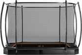 Rechthoekige trampoline met zwart veiligheidsnet en oranje accenten.