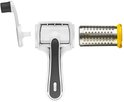 Uiteengenomen witte kaasrasp: behuizing, handvat, gele invoertrechter en zilveren raspcilinder.