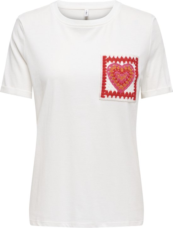 Wit t-shirt met aan de voorkant een gehaakte, roze en rode hartjesapplicatie op de borstzak.