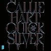 De tekst "CALLIE HART QUICK SILVER" in glinsterende, zilveren, druipende letters tegen een zwarte achtergrond. Een gestileerde sneeuwvlok is tussen "QUICK" en "SILVER" geplaatst.