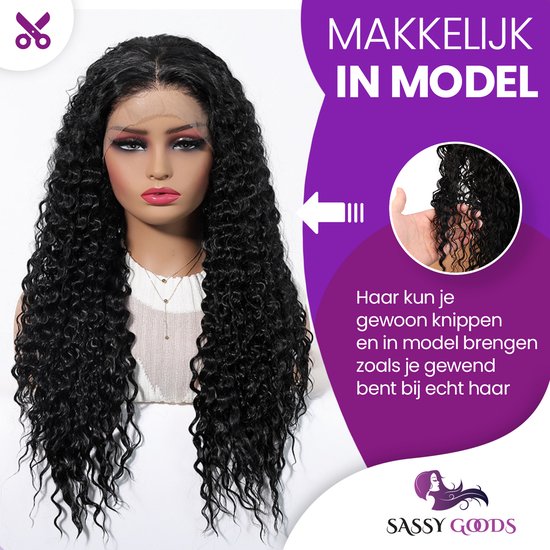 Zwarte, krullende pruik op een paspop met een close-up van styling, met een schaar-icoon.