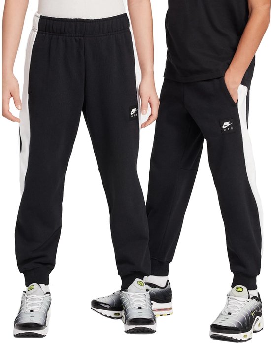 Zwarte Nike Air joggingbroek met witte panelen aan de zijkanten, gedragen door twee personen.
