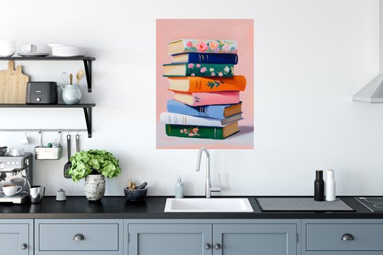 Een stapel kleurrijke boeken met bloemenprints op een roze achtergrond.
