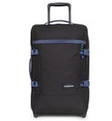 Zwarte koffer met blauwe gespen, ritsen en logo. Eastpak.