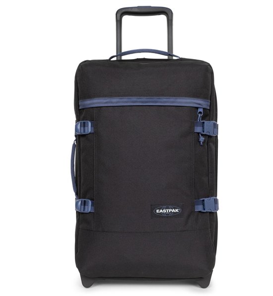 Zwarte koffer met blauwe gespen, ritsen en logo. Eastpak.