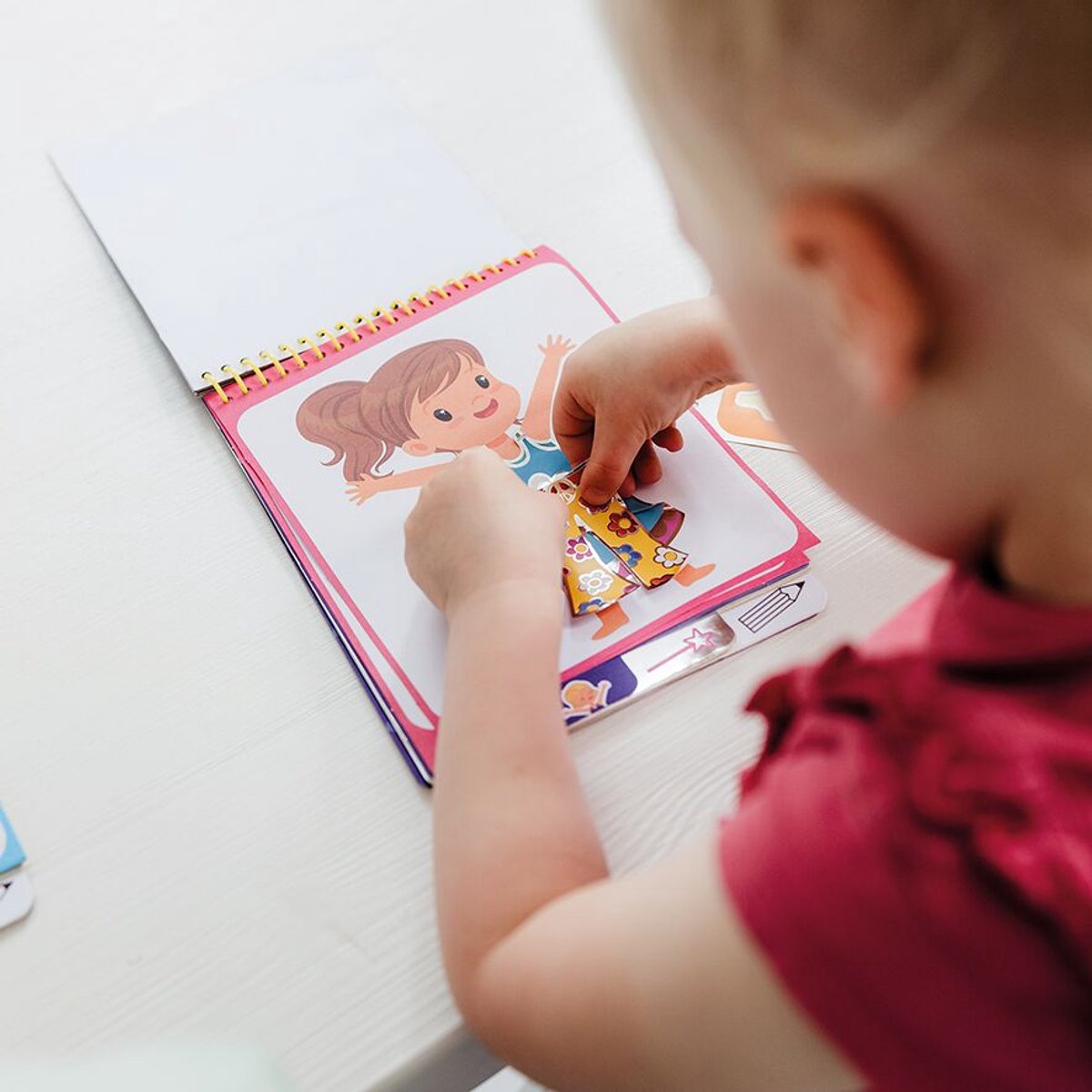 Totum Dress Me Up sticker aankleed- en kleurboekje vakantieboekje meisjes 24 delig - educatief speelgoed junior vanaf 3 jaar stickeren en kleuren - — afbeelding 8
