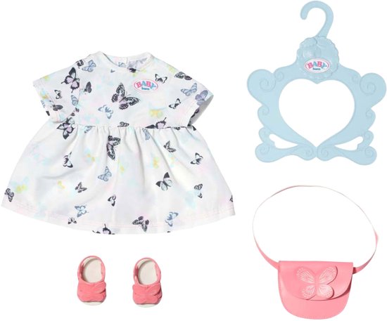 Witte jurk met vlinderprint, roze tasje, roze schoentjes en blauwe hanger.