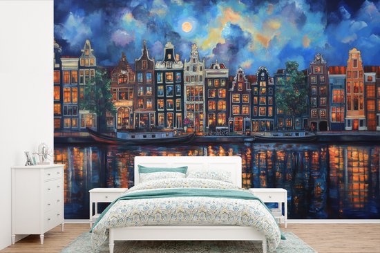 Schilderij van Amsterdamse grachtenpanden bij nacht, met reflecties in het water.