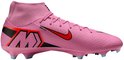Roze middenhoge voetbalschoen met oranje swoosh, 'NIKESKIN' en 'M' logo.