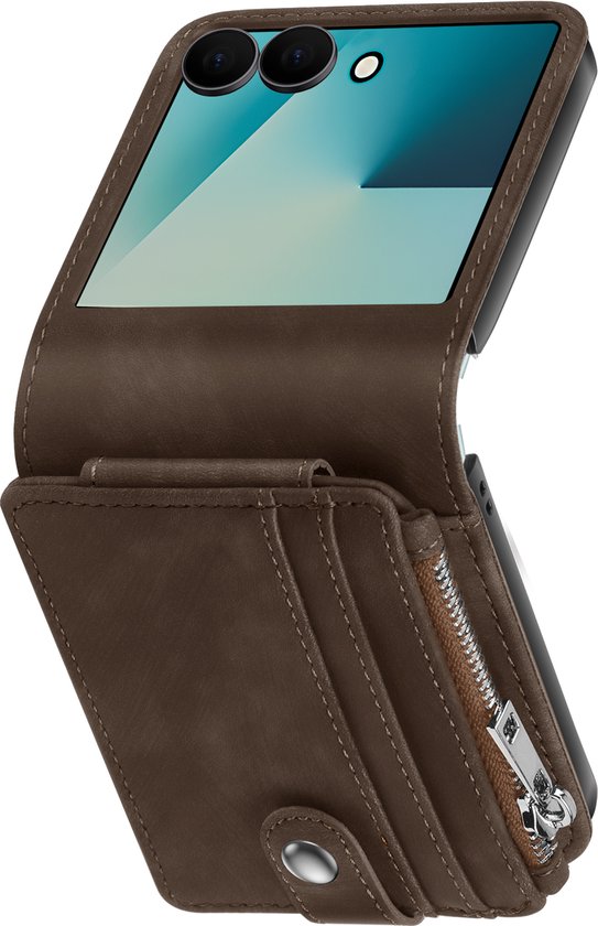 Bruine leren portemonnee case met rits en drukknop, omklapbaar om een telefoon te tonen.