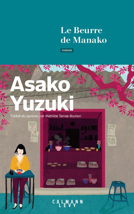 Boekomslag met de titel 'Le Beurre de Manako' van Asako Yuzuki. Een vrouw zit aan een tafel voor een etalage van een restaurant.