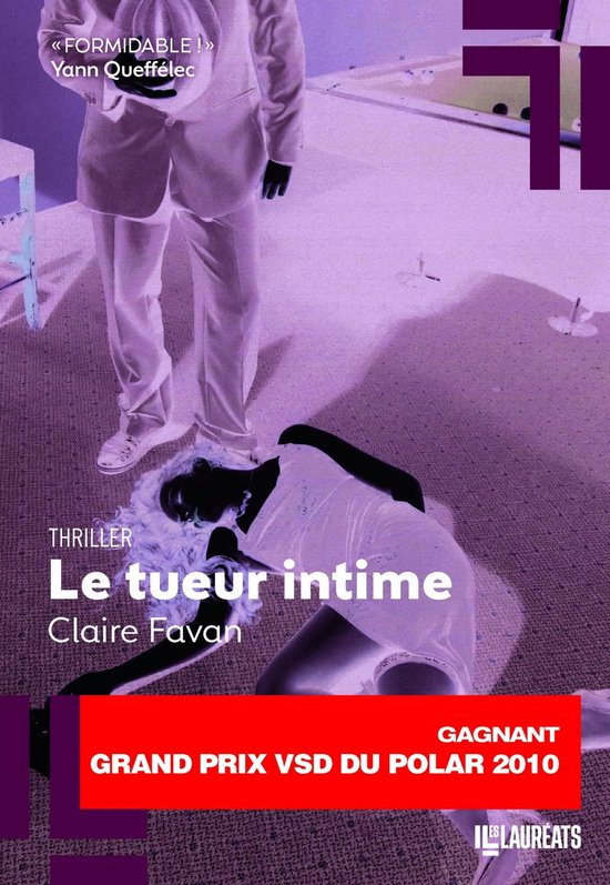 Couverture du livre Le tueur intime de Claire Favan, montrant une femme en robe blanche sur fond violet.