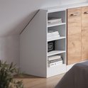 Witte hoekkast met 4 open vakken, gevuld met boeken en een zwarte opbergdoos.