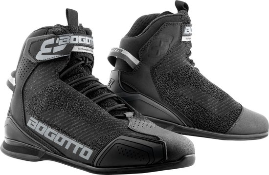 Twee zwarte Bogotto motorlaarzen met mesh, veters en klittenbandsluiting.