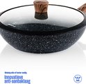 Zwarte wokpan met marmerlook, glazen deksel en houten handvat. Innovatieve anti-aanbaklaag.