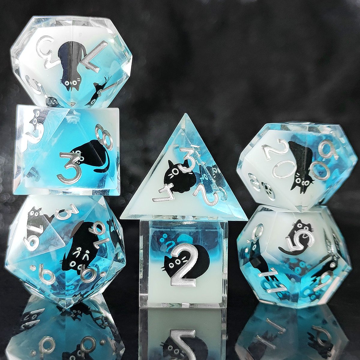 Joya Dice® Polydice Dobbelsteen set geschikt voor rollenspellen zoals Dungeons and Dragons D&D DnD | Dobbelstenen Set | Dice set | Resin 7 stuks set | Incl Luxe Opbergdoos | Licht Blauw met Wit en Zwarte Katten | Kat