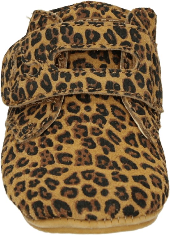 Bruine babyschoen met luipaardprint en klittenbandsluiting.