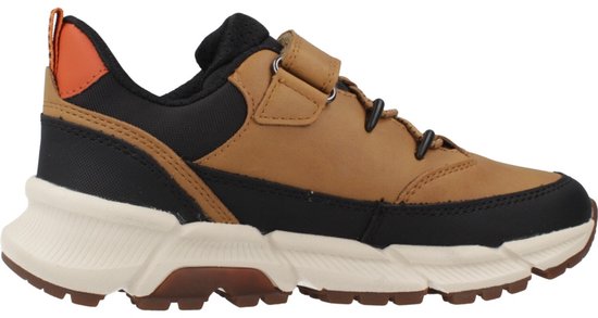 Bruine sneaker met zwarte en oranje accenten, oranje lus en klittenbandsluiting.