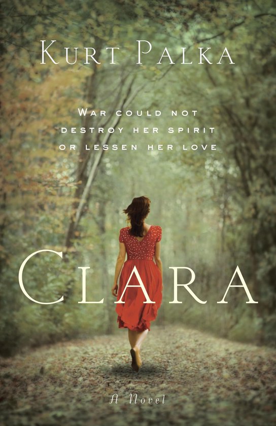 Een vrouw in een rode jurk loopt over een bospad. Titel: Clara. Auteur: Kurt Palka.
