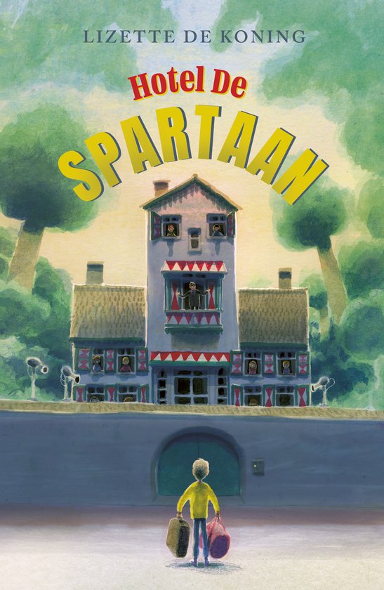 Boek 'Hotel De Spartaan'. Een jongen met koffers staat voor een groot hotel met ramen waar mensen in kijken.