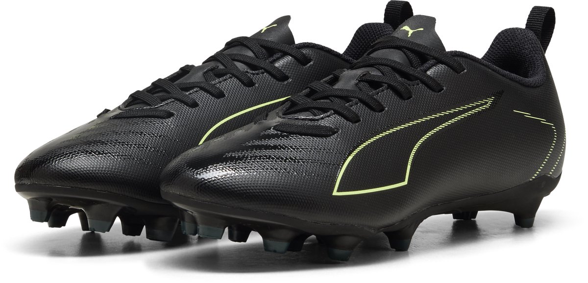 PUMA ULTRA 6 PLAY FG/AG Jr voetbalschoenen in zwart met groene details, technisch mesh bovenwerk en FastTrax-noppen.