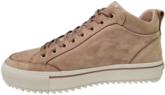Zijaanzicht van een taupe leren sneaker met bruine veters en geribbelde witte zool.