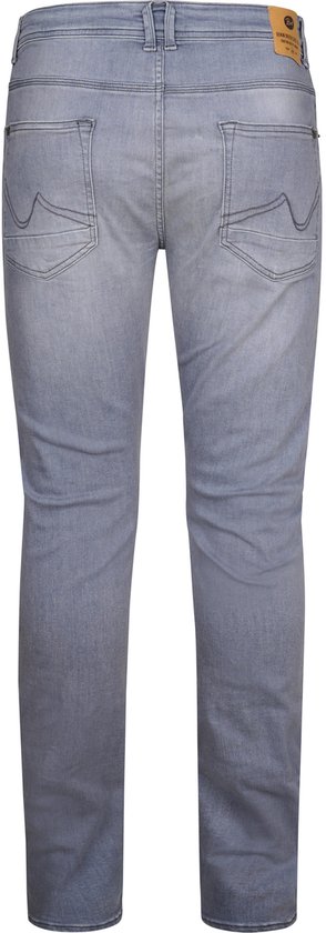 Achterkant van een man die een grijze slim fit jeans draagt.