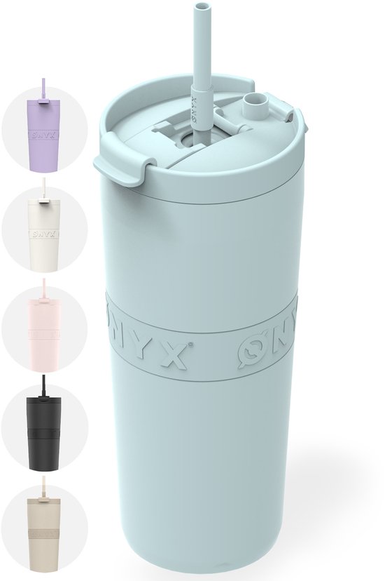 Een lichtblauwe ONYX beker met rietje, geflankeerd door kleinere afbeeldingen van bekers in de kleuren paars, beige, roze, zwart en crème.
