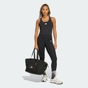 Vrouw in sportkleding met zwarte Adidas sporttas.