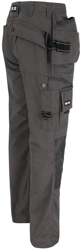 Grijze werkbroek met donkergrijze kniestukken en diverse zijvakken.