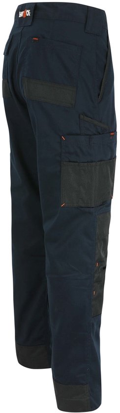 Donkerblauwe werkbroek met zwarte en oranje accenten. Met zakken op de pijpen en verstevigd met zwart materiaal.