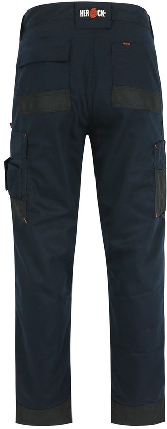 Donkerblauwe werkbroek met zwarte accenten op de zakken en onderaan de pijpen. Merklogo boven.