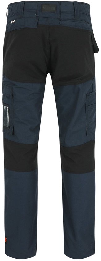 Achterkant van een donkerblauwe en zwarte werkbroek met zakken.