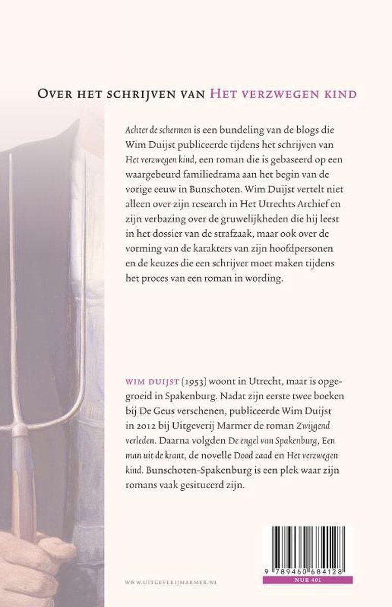 Boekomslag van 'Achter de schermen' met tekst over het schrijven van 'Het verzwege kind'.