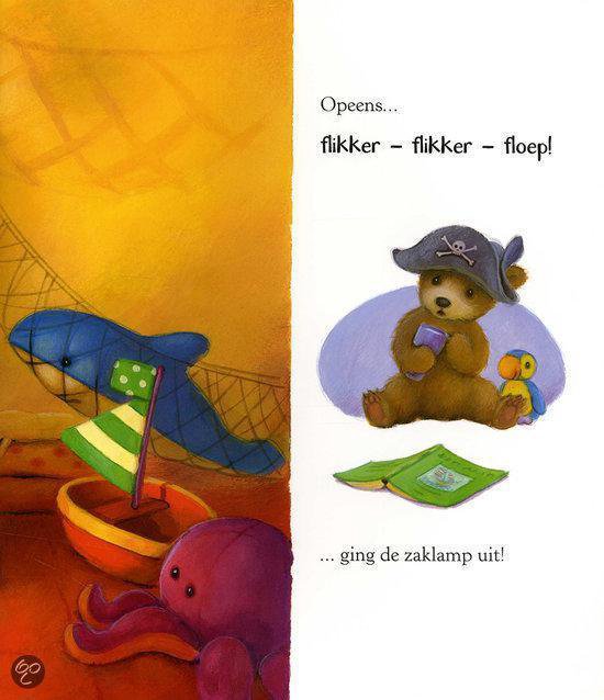 Een teddybeer met piratenhoed zit en leest een boek. Naast hem ligt een blauwe walvis en een gele papegaai.