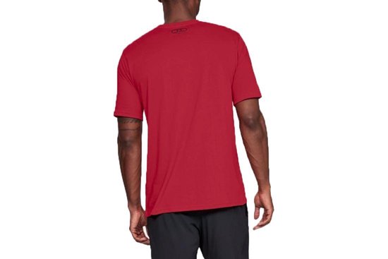 Man met zwarte korte broek en rood sportshirt van Under Armour.