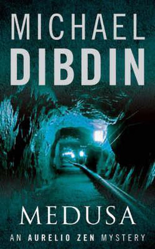 Boekcover van 'Medusa' van Michael Dibdin, met een donkere tunnel en de tekst 'MEDUSA - AN AURELIO ZEN MYSTERY'.