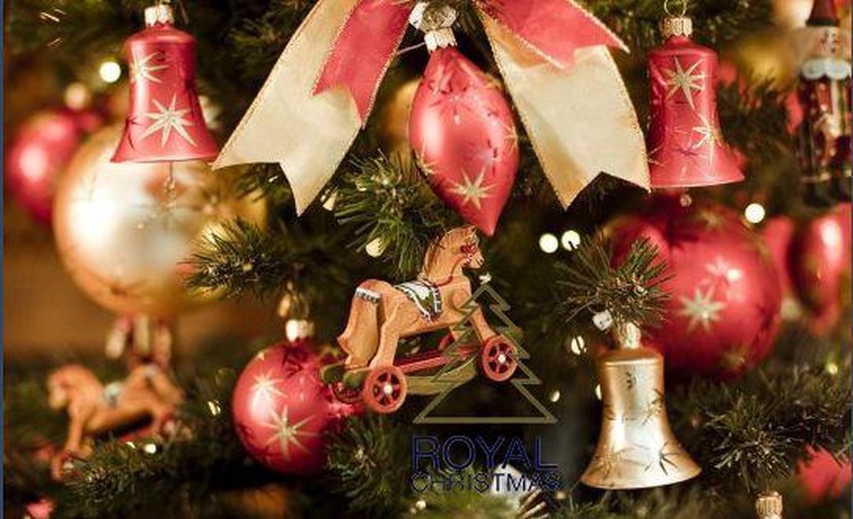 Bol.com Royal Christmas - Kunstkerstboom - Dakota - 180 cm - PVC - 498 Takken aanbieding