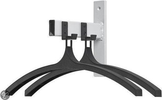Zwarte gebogen V-Part wandgarderobe met twee hangers aan een aluminiumgrijze steun.
