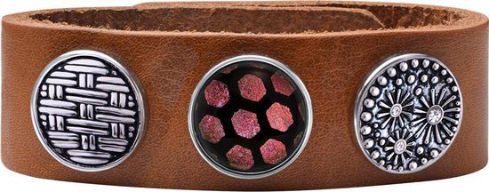 Bruine leren band met drie zilverkleurige buttons met patronen: een gevlochten, een met rode pailletten, en een met bloem.