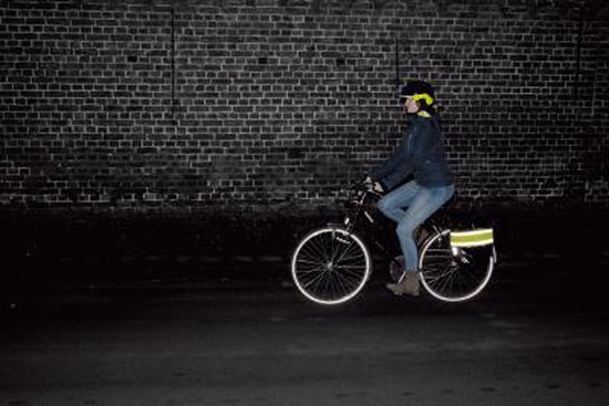 Persoon op fiets met helm en rugzak, draagt reflecterende kleding en fietsband.